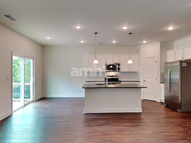 Building Photo - 215 Pecan Dr