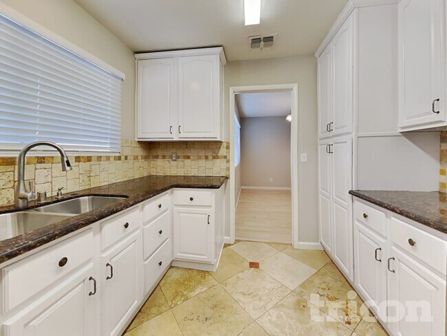 Building Photo - 3143 Regal Oak Dr