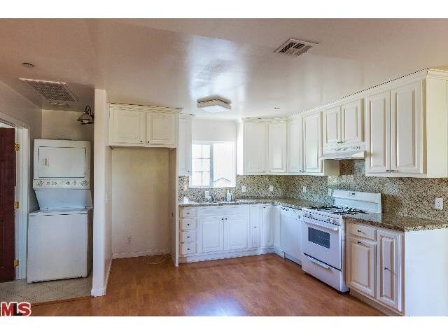 Foto del edificio - 6625 Sylmar Ave