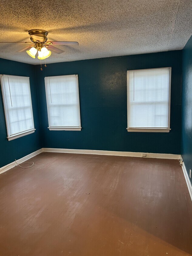Building Photo - 2063 E Victory Dr