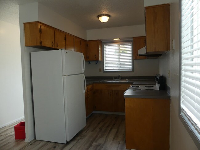 Building Photo - Come See this Adorable Gresham Duplex!