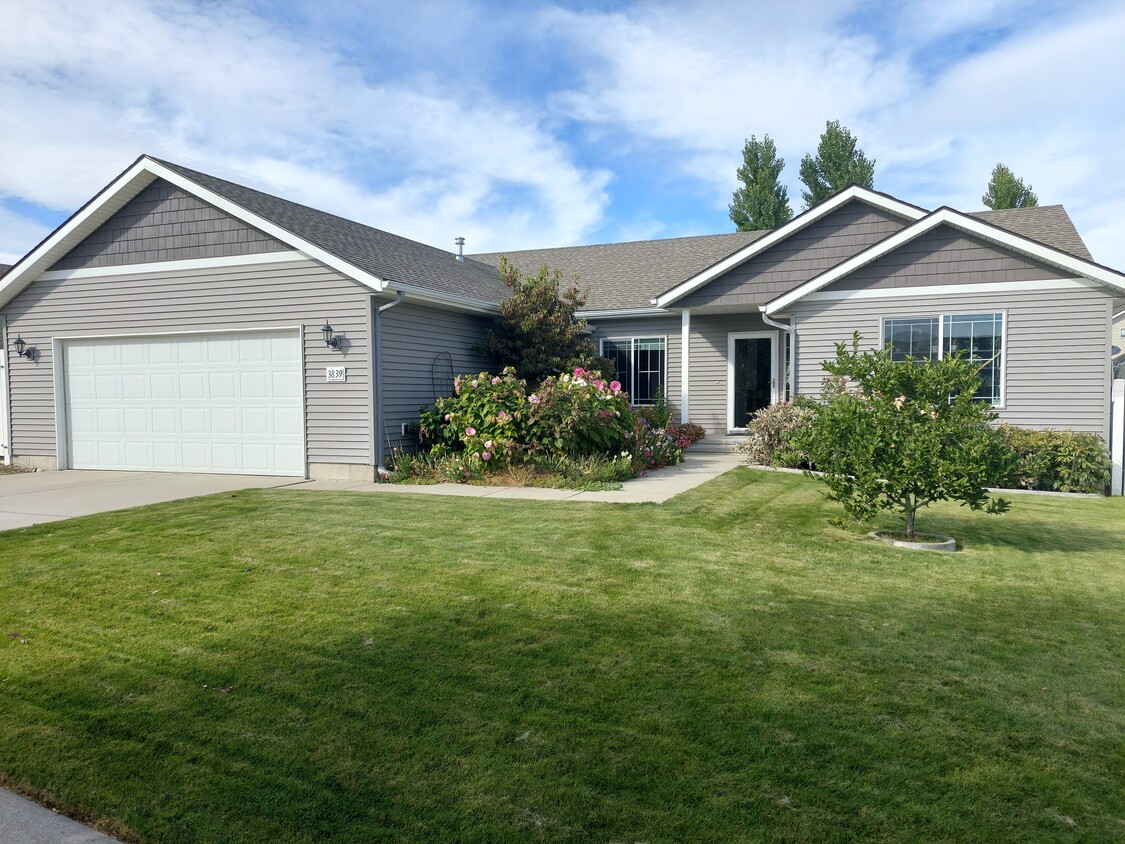 Primary Photo - 3839 Accipter Dr