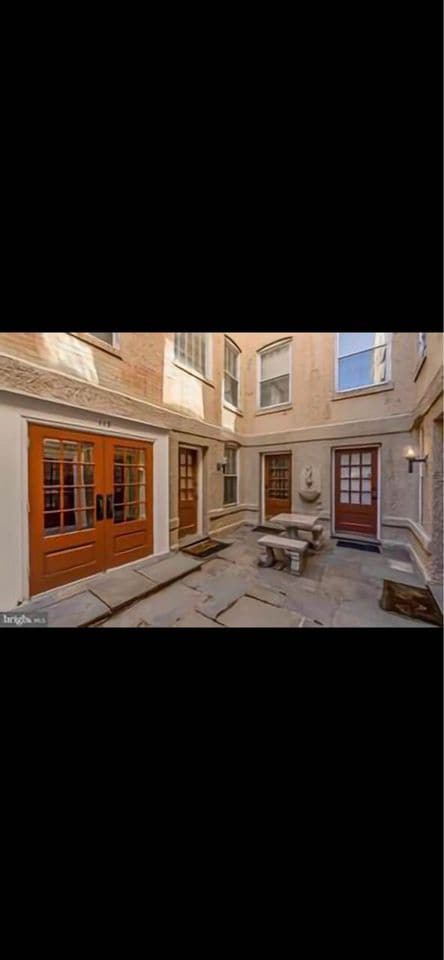 Courtyard entryway - 117 E St SE Apartment