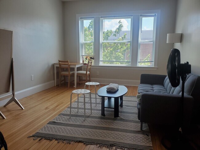 Building Photo - Gardner St Allston - 2bed / 1bath - No Fee...
