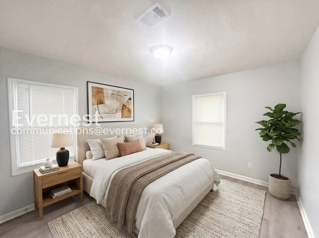 Building Photo - 2 Bed, 1 Bath Duplex with Off-Street Parking / Pet-Friendly / Coming Soon!