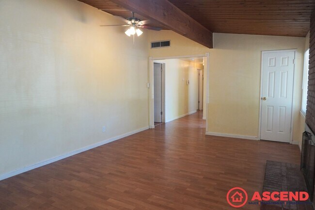 Foto del edificio - Spacious home located In Northeast Bakersf...