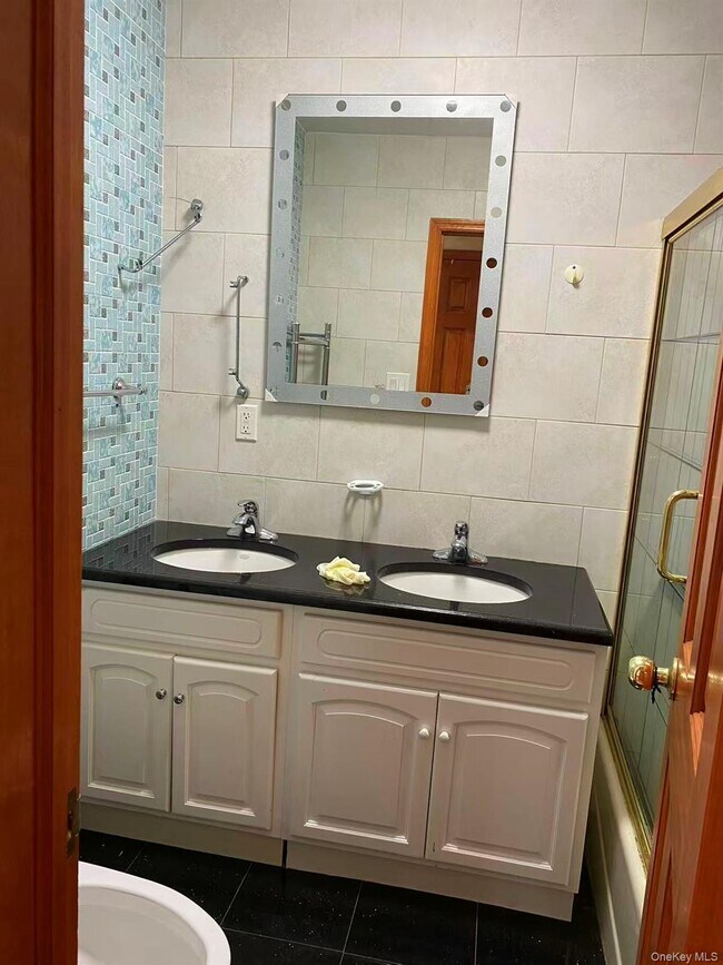 Foto del edificio - 142-44 56th Rd