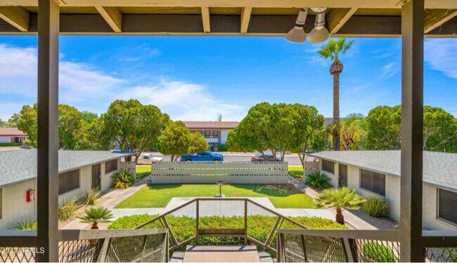 Foto del edificio - 2326 E Pinchot Ave