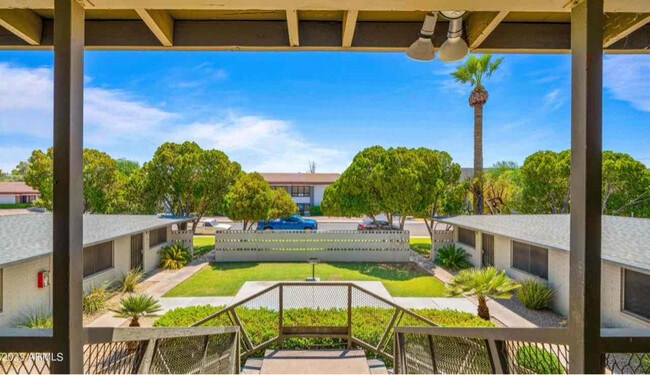 Building Photo - 2326 E Pinchot Ave