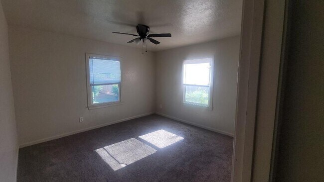 Foto del edificio - 119 E. Kearney Blvd.