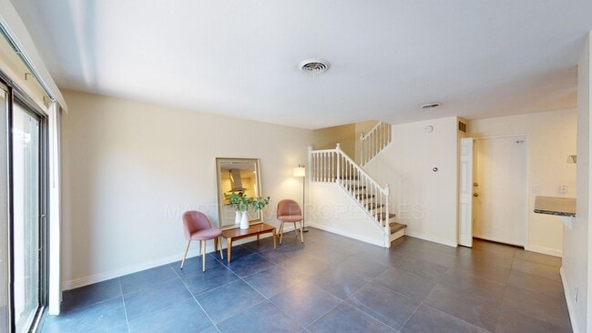 Building Photo - Beautifule Townhome, with AC, in Costa Mesa