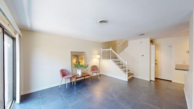 Foto del edificio - Beautifule Townhome, with AC, in Costa Mesa