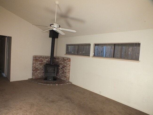 Foto del edificio - Rescue duplex 2/2 home with garage and fen...
