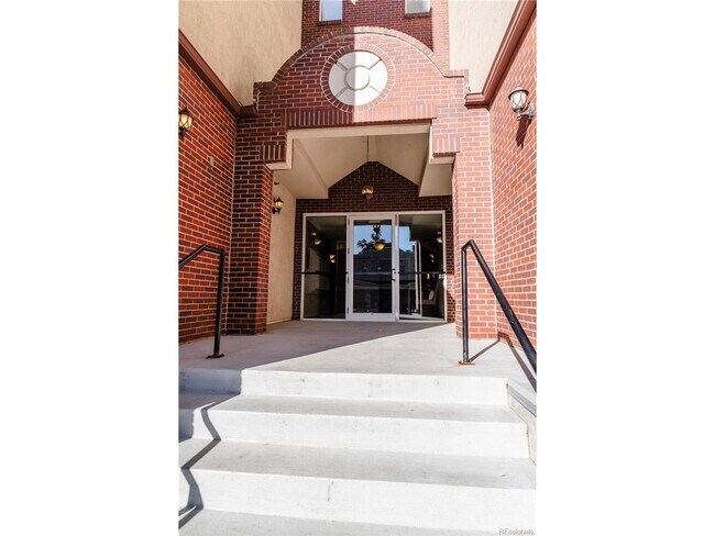 Building Photo - Beautiful 2 bedroom Condo in Uptown Area