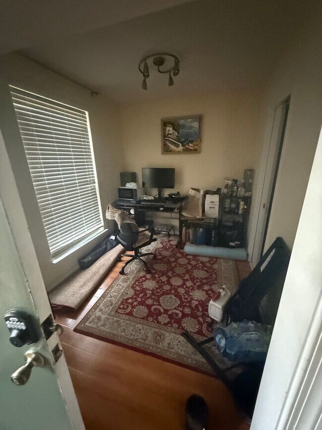 Foto del edificio - Far Northeast Renovated 3Bed/2.5Bath Residence  - Available 11/1