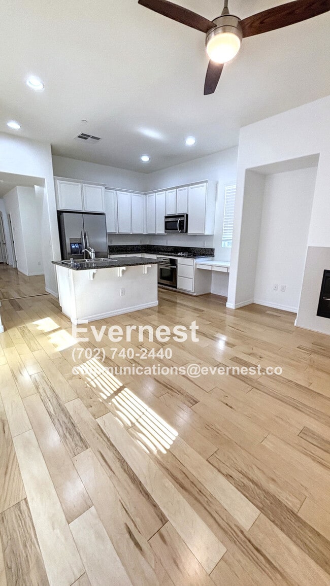Building Photo - 2-Primary Bedroom Townhome Near Downtown S...