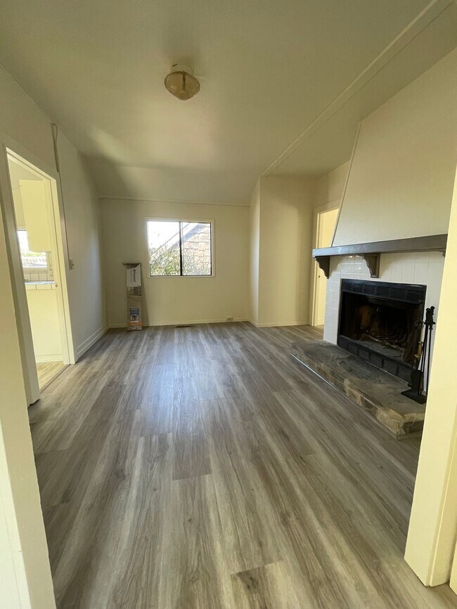 Foto del edificio - 2bd Monterey Cottage with Ocean Views