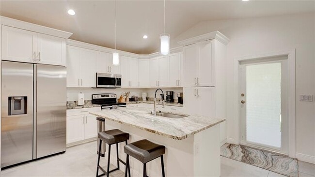 Building Photo - 627 47th St