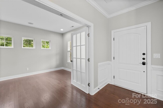 Building Photo - 2136 Laurens Dr