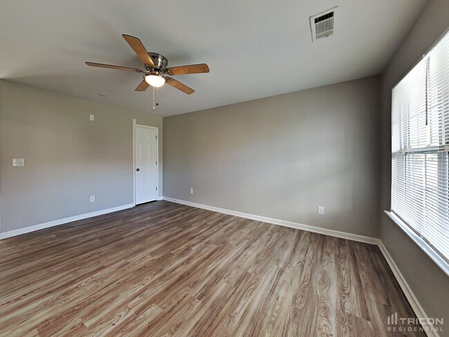 Foto del edificio - 5526 Henderson Oaks Dr