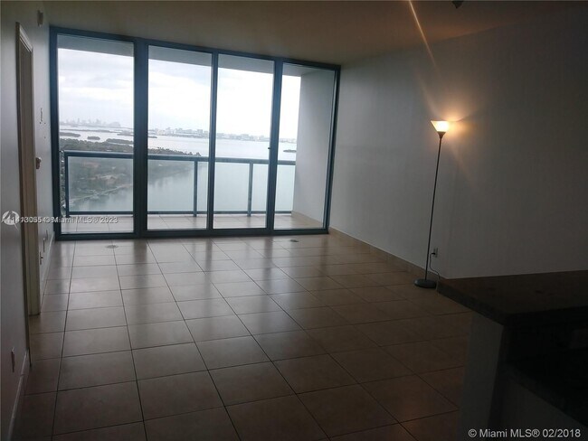 Foto del edificio - 601 NE 36th St