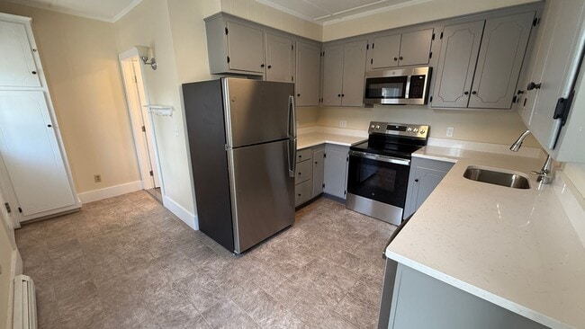 Building Photo - Lovely, 2 Story Apartment Triplex within W...