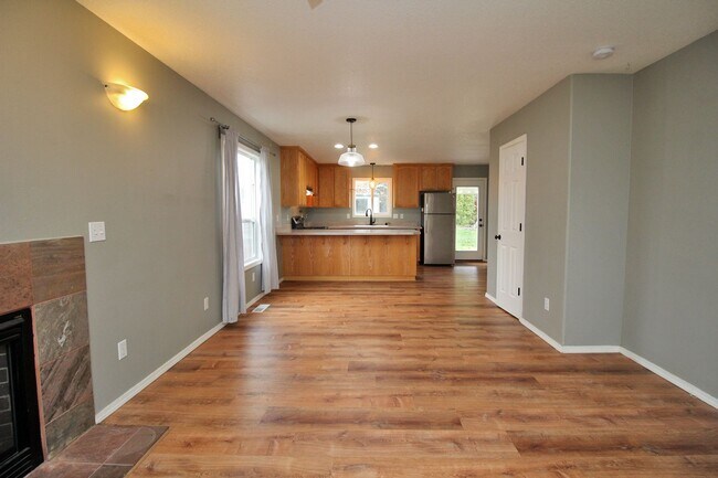 Foto del edificio - Bright and Cheery Newer Construction Home ...
