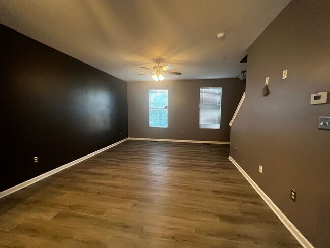 Building Photo - Quaint 2 BR/2.5 BA Townhome in Tanyard Springs Community of Glen Burnie!