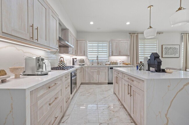 Foto del edificio - Spacious 3BR Townhome in Sylmar