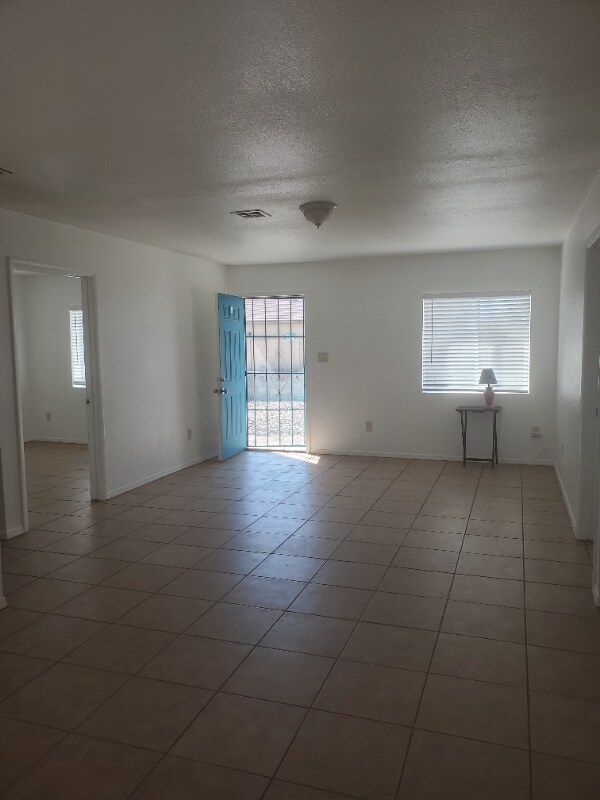 Building Photo - 2504 E Mobile Ln