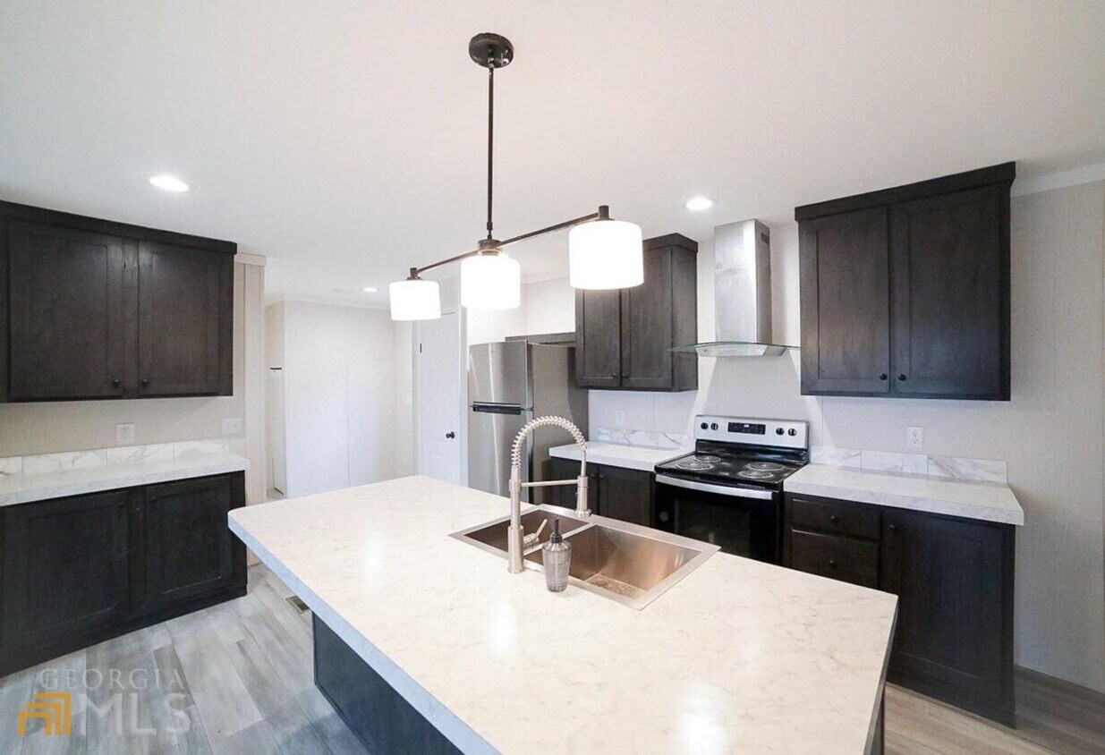 Foto principal - Spacious 4-Bedroom Home with Lawn Maintena...