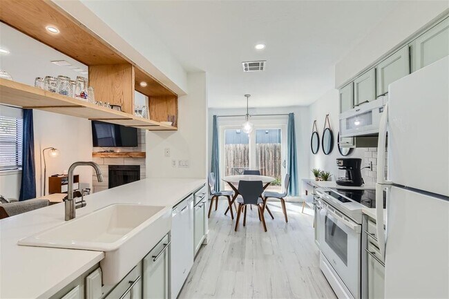 Building Photo - 900 Taulbee Ln