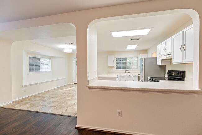 Foto del edificio - Stunning 3 bedrooms, 2 bathrooms home in R...