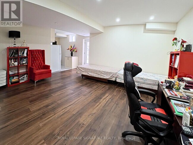 Building Photo - 231 Hillsview Dr