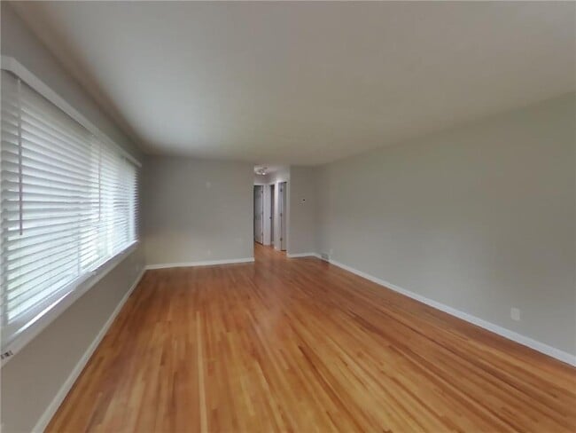 Foto del edificio - 741 68th Ave NE