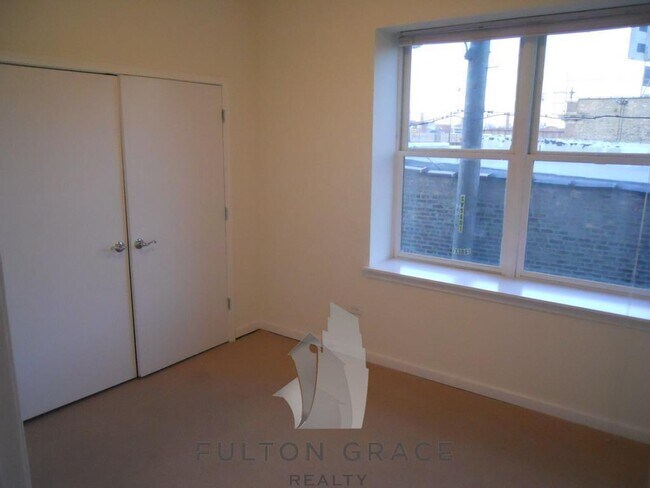 Foto del edificio - 4217 W Irving Park Rd