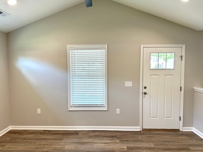 Vaulted family room with plenty of natural light - 2217 Kenwood Blvd SE