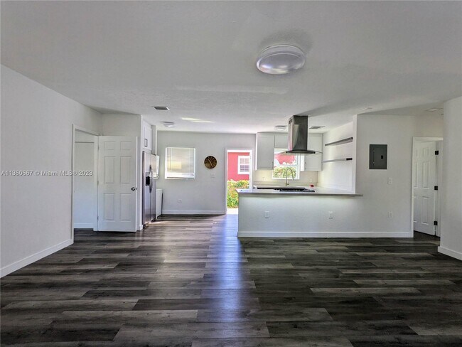 Building Photo - 16911 N Miami Ave