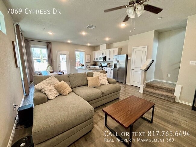 Foto del edificio - 7069 Cypress Dr