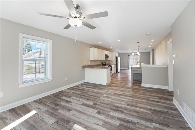 Building Photo - 552 Creek Rd