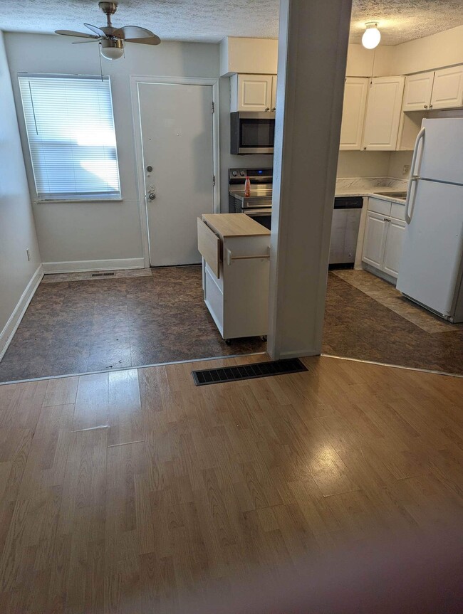 Foto del edificio - 2236 Laurelwood Dr