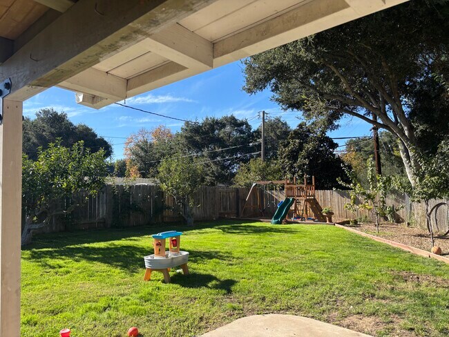 Foto del edificio - 545 Thumbelina Dr