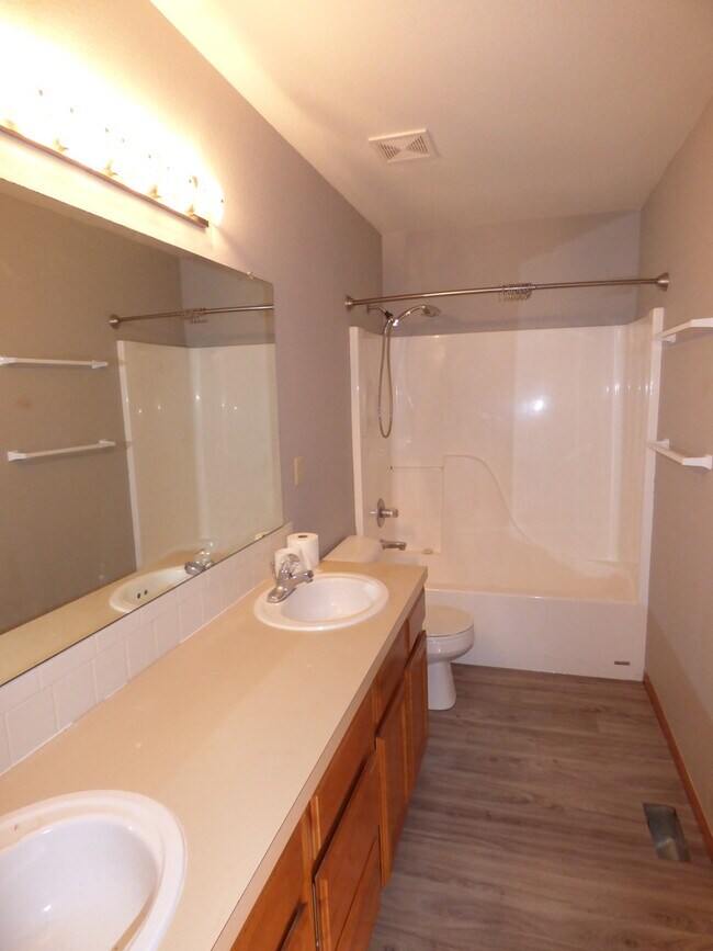 Foto del edificio - Beautiful 2 Bed/1 Bath Ranch Style Townhome!