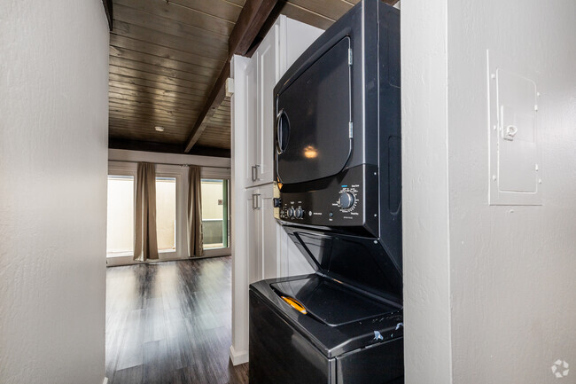 2BR, 2BA - 1,000 SF washer and dryer - North Street Apartments