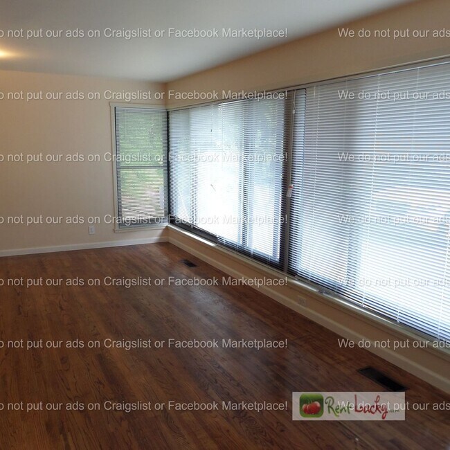 Foto del edificio - Cool & HUGE 5-Bedroom Home in Des Moines with Large Detached Shop/Garage!!