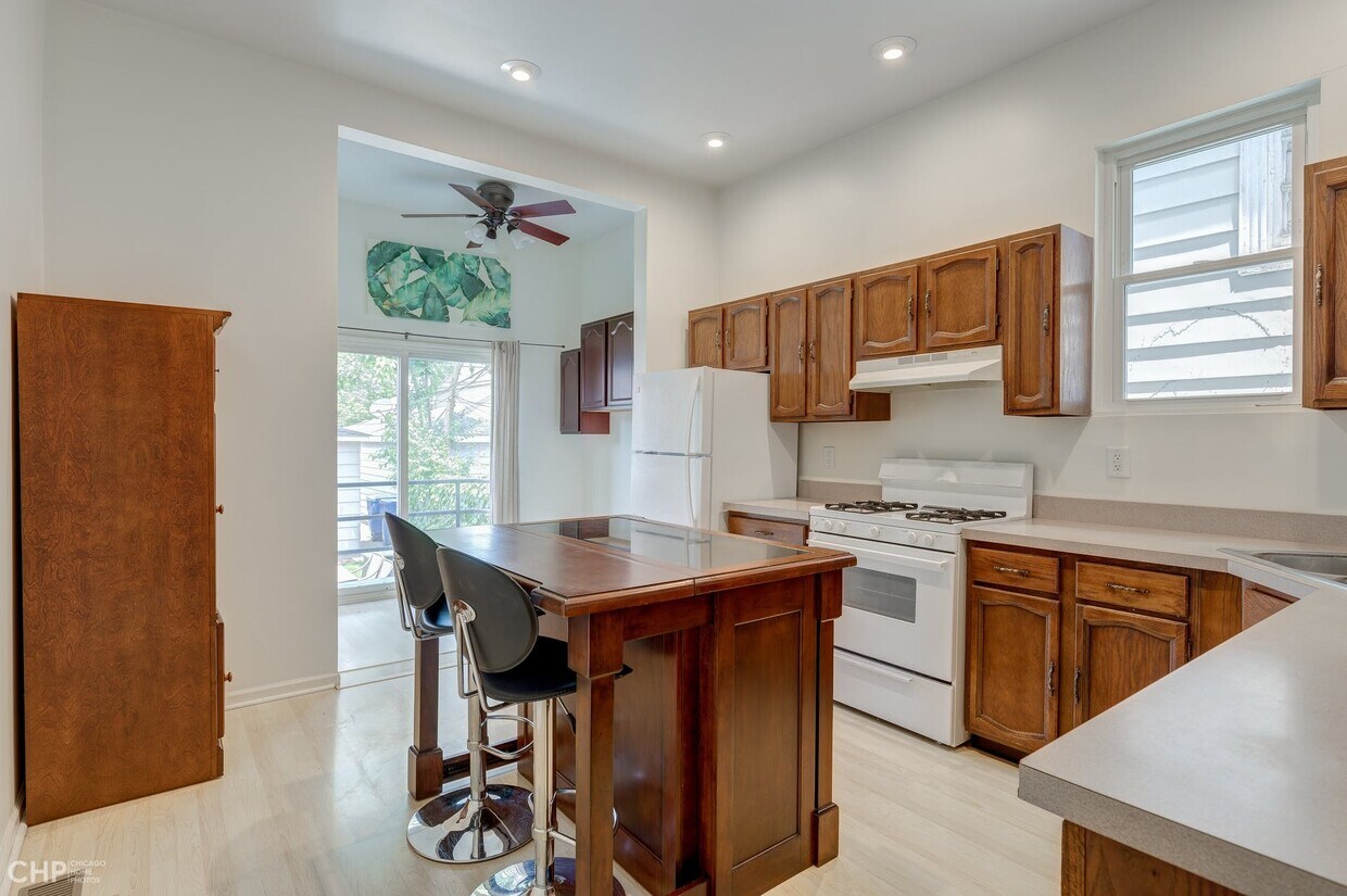 Sunny eat-in kitchen - 1224 W Barry Ave