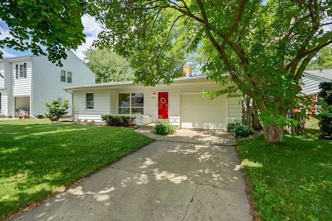 Building Photo - Charming West Side Single Family Home with Mid Century Modern feel