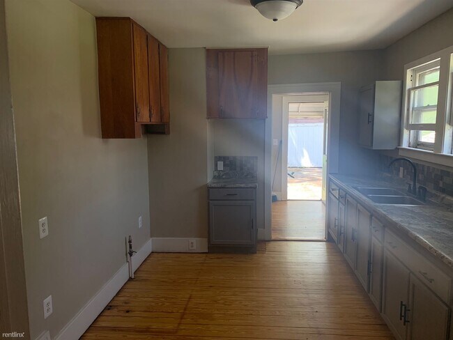 Building Photo - 5 br, 2 bath House - 65 Summit St