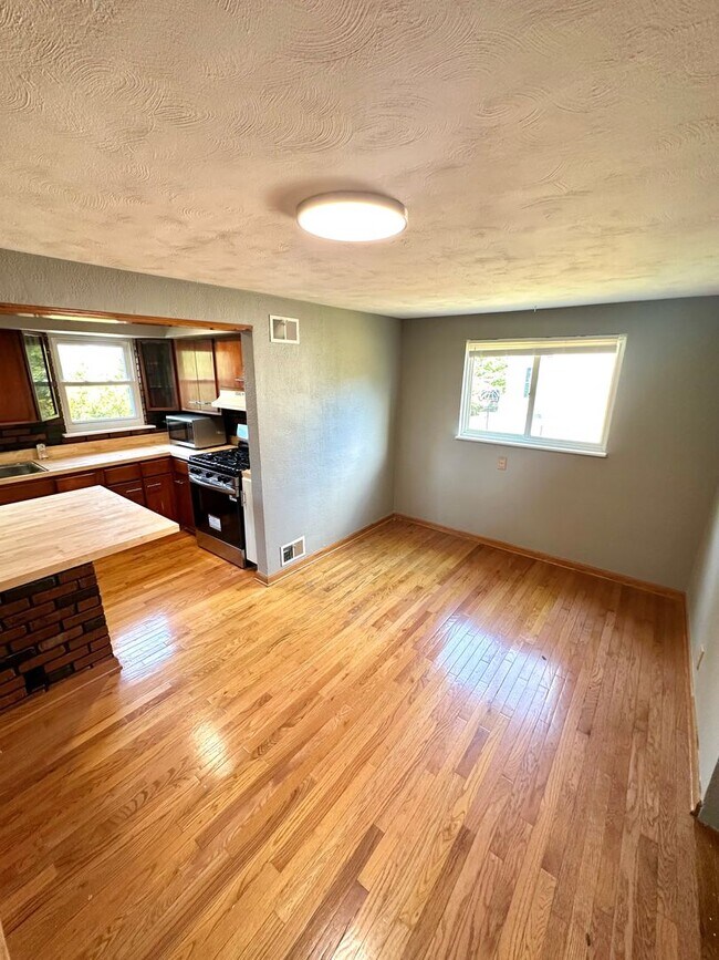 Foto del edificio - 4 Bed/1.5 Bath Home in Penn Hills - Off-St...