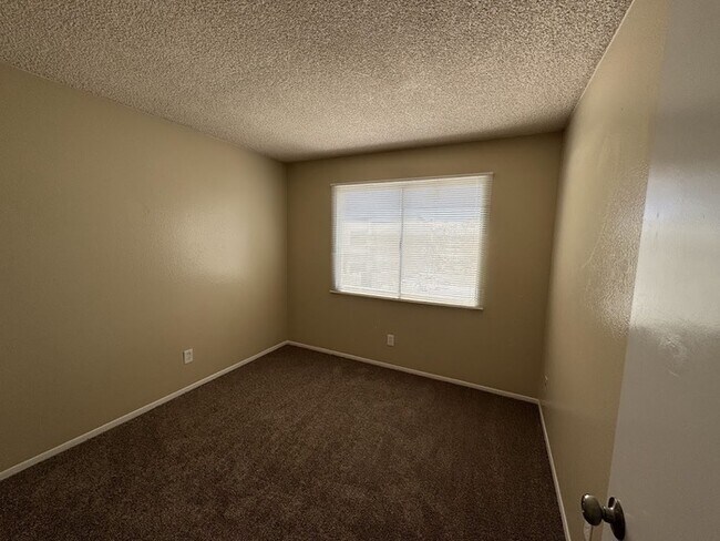 Foto del edificio - Glendale 2-br Townhome With Carport